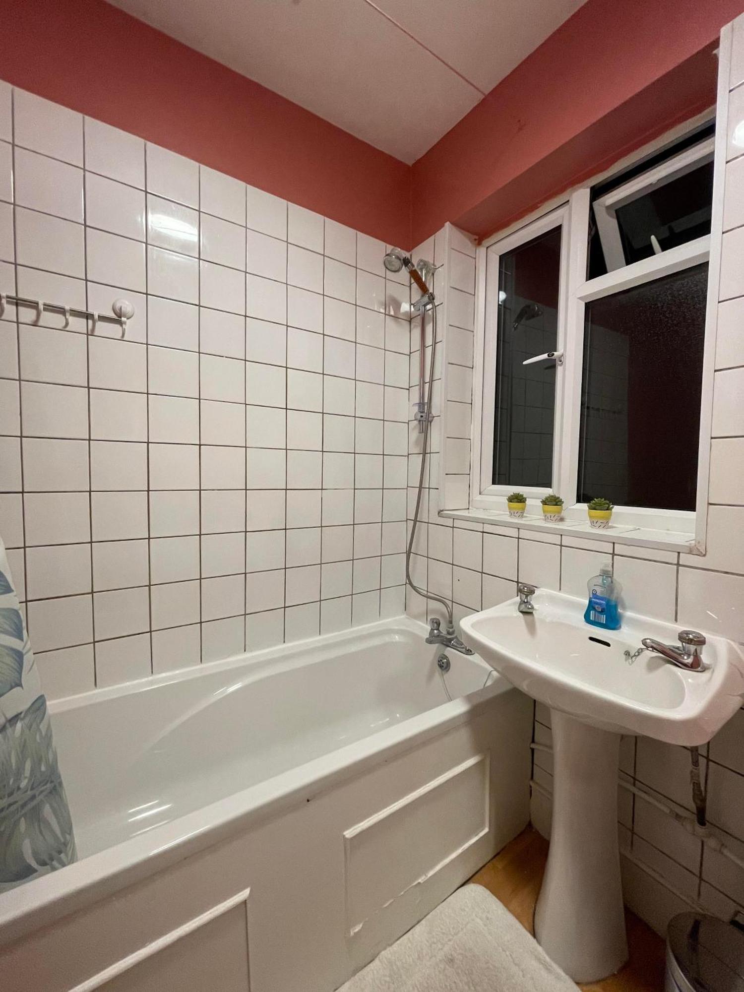 Spacious Room Лондон Экстерьер фото